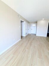 500 Tiki Dr, Unit 113C in Tiki Island, TX - Foto de edificio - Building Photo