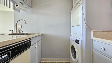 1571 Piikoi St in Honolulu, HI - Building Photo - Building Photo