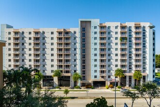 Gibraltar Apartments in Miami, FL - Foto de edificio - Building Photo
