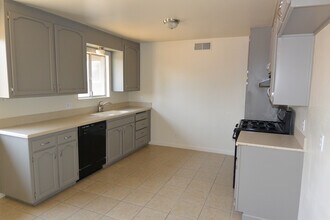 1641 W Whitendale Ave in Visalia, CA - Building Photo - Building Photo