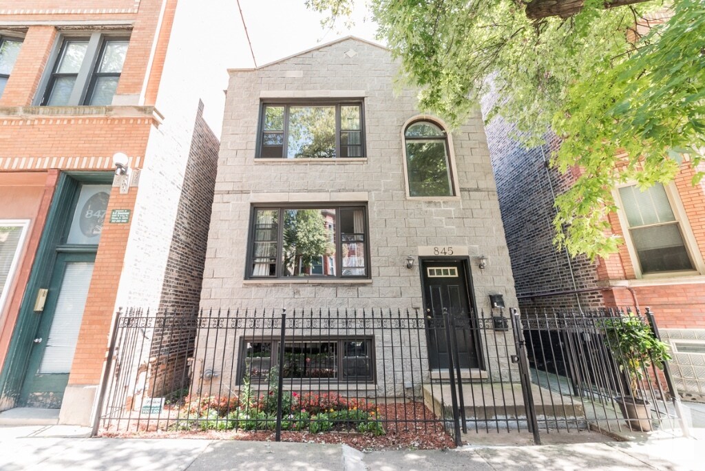 845 N Hoyne Ave, Unit Enormous 3 bedroom 1.5 ba in Chicago, IL - Building Photo