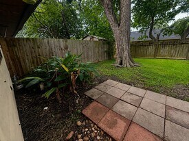 615 Cole St in Webster, TX - Building Photo