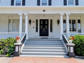 412 Bellevue Ave in Newport, RI - Building Photo - Building Photo