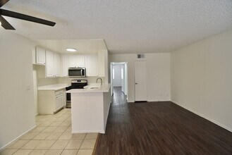 21350 Parthenia St, Unit 104 in Los Angeles, CA - Building Photo - Building Photo