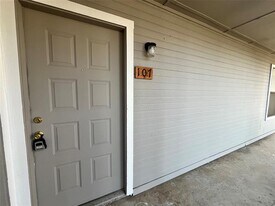 2526 W Prairie St in Denton, TX - Building Photo