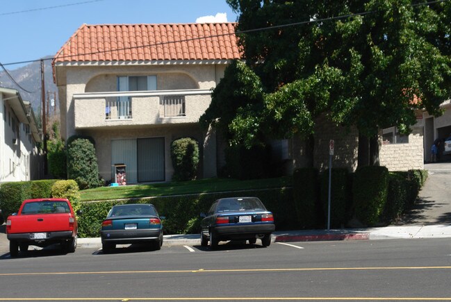 2713-2719 Montrose Ave in Montrose, CA - Building Photo - Building Photo