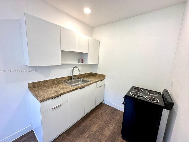 17175 NE 19th Ave in North Miami Beach, FL - Building Photo - Building Photo