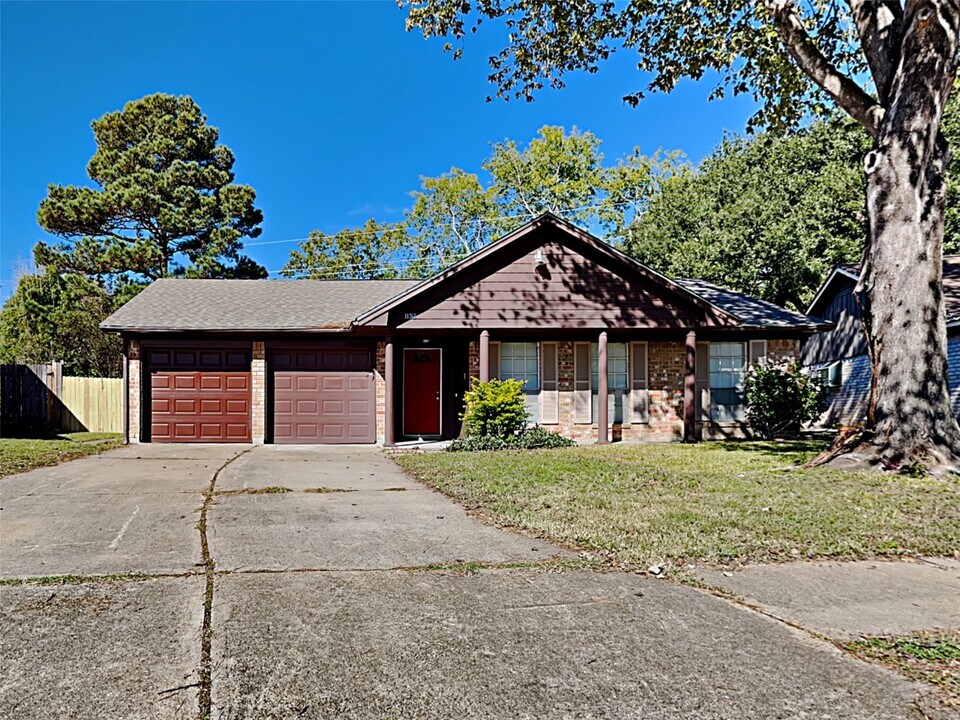 16362 Brinkwood Dr in Houston, TX - Foto de edificio