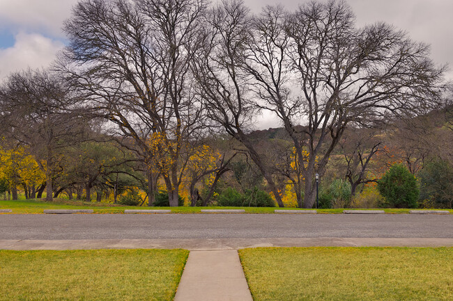 1932 Leslie Dr in Kerrville, TX - Building Photo - Building Photo