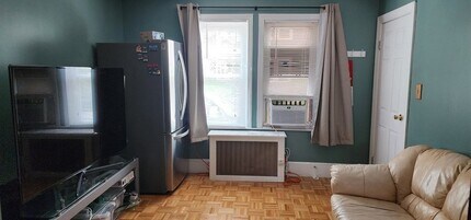 16 Emerald St, Unit #1 in Medford, MA - Foto de edificio - Building Photo
