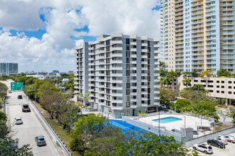 Brickell Park Condominium in Miami, FL - Foto de edificio - Building Photo