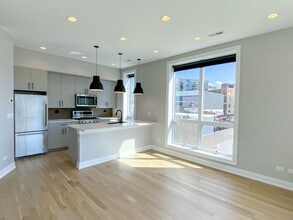 1058 W Cornelia Ave, Unit 1050-403 in Chicago, IL - Building Photo - Building Photo