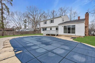 1077 Fairview Dr in Toms River, NJ - Foto de edificio - Building Photo
