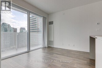 88-2088 Harbour St in Toronto, ON - Building Photo - Building Photo