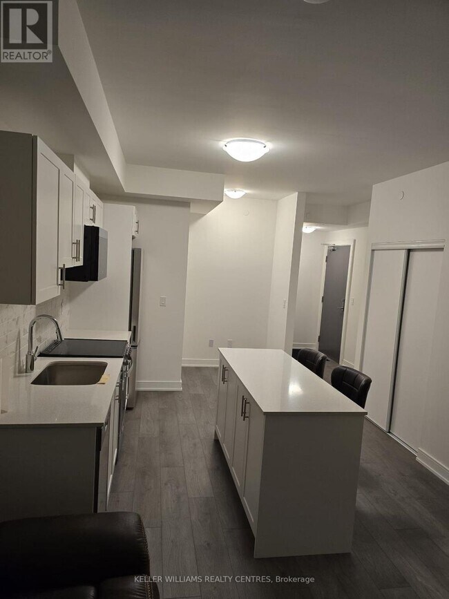 715 Davis Dr in Newmarket, ON - Building Photo - Building Photo