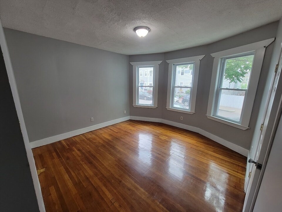 162 Boylston St, Unit #1 in Boston, MA - Foto de edificio