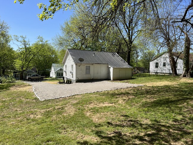 1006 Adair St in Columbia, TN - Foto de edificio - Building Photo