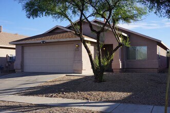 2201 S St Suzanne Dr in Tucson, AZ - Building Photo - Building Photo