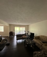 19 Kippy Dr in Waban, MA - Foto de edificio - Building Photo