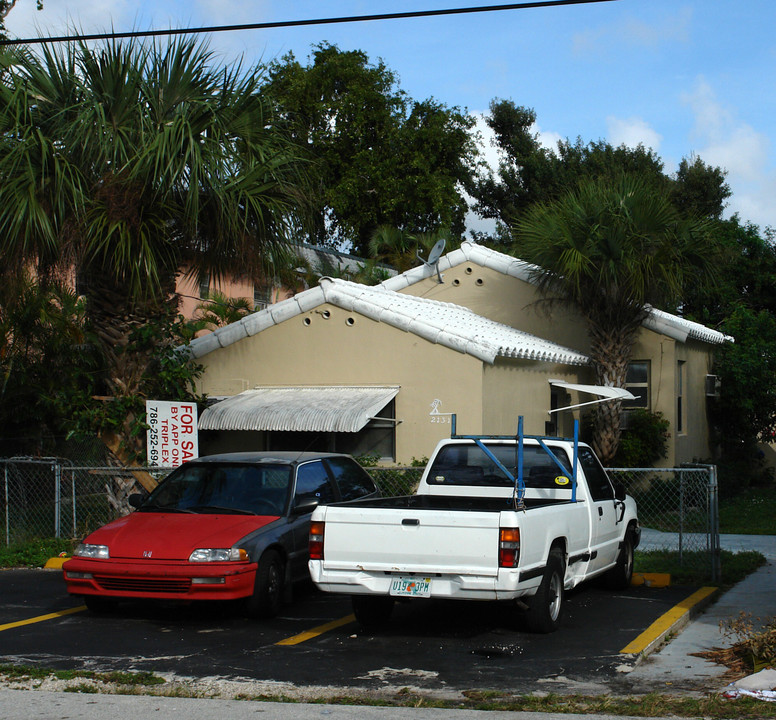 2131 Hayes St in Hollywood, FL - Foto de edificio
