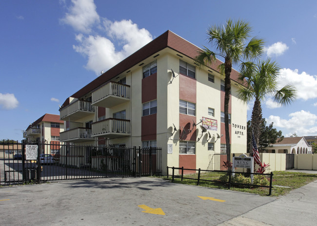 Tower King Apartments in North Miami, FL - Building Photo - Building Photo