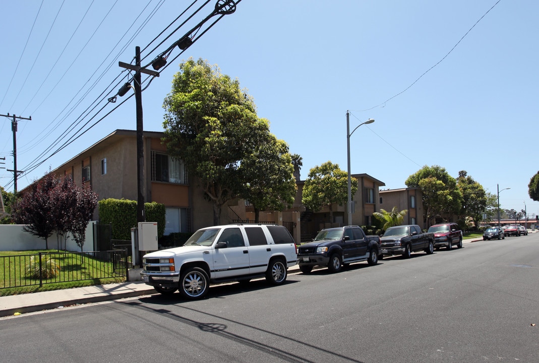 Yucca Apartments in Oxnard, CA - Building Photo