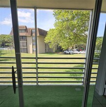 447 NE 195th St in Miami, FL - Foto de edificio - Building Photo