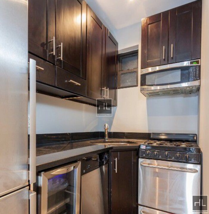 Bedford Street in New York, NY - Building Photo