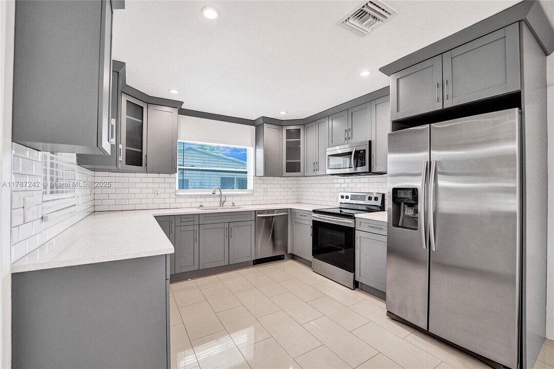 5380 SW 3rd St in Plantation, FL - Building Photo