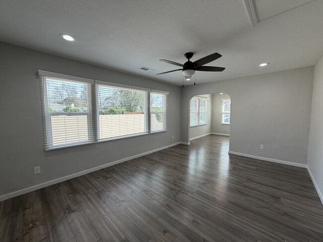 221 Walden St in Modesto, CA - Building Photo - Building Photo