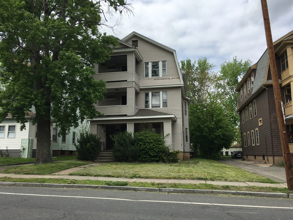 100 Quaker Ln S in West Hartford, CT - Building Photo