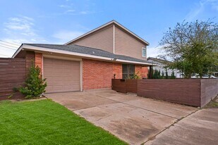 2402 Pine St in Galveston, TX - Building Photo