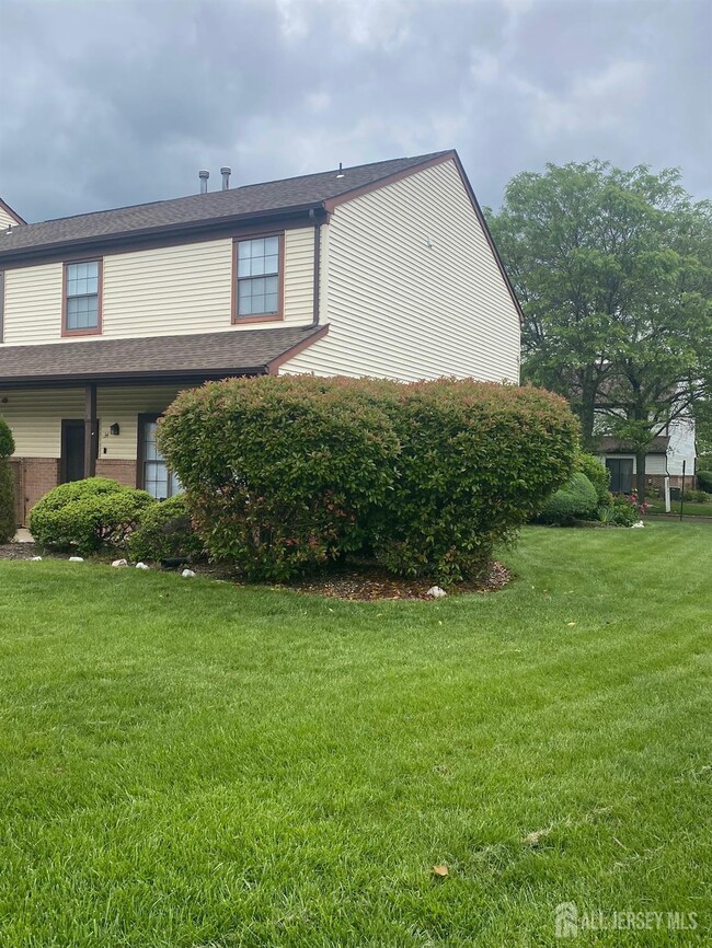 34 Aspen Dr in North Brunswick, NJ - Building Photo - Building Photo