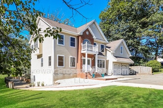 2 Lucha Ct in East Brunswick, NJ - Building Photo - Building Photo