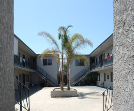 348-358 E 17th St in Long Beach, CA - Foto de edificio - Building Photo