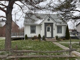 48 Reddick St in Belleville, ON - Building Photo