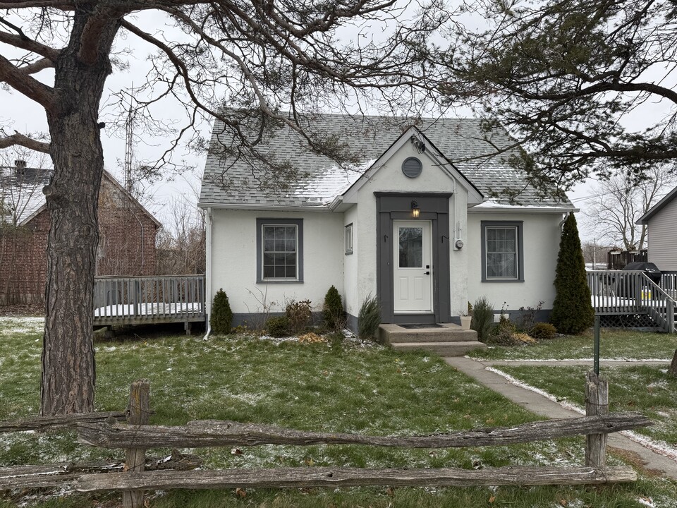 48 Reddick St in Belleville, ON - Building Photo