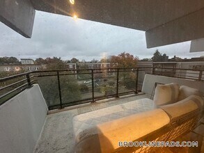 60 Babcock St, Unit 45 in Brookline, MA - Foto de edificio - Building Photo