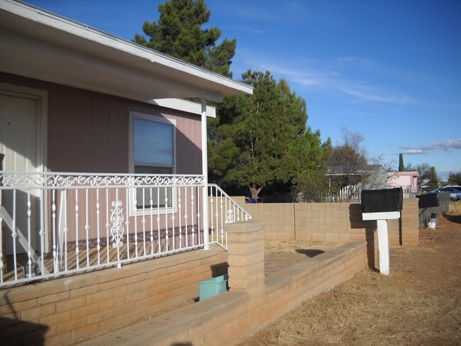 property at 105 E Vía Mercado