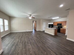1237 Grand Central Pkwy in Fort Worth, TX - Foto de edificio - Building Photo