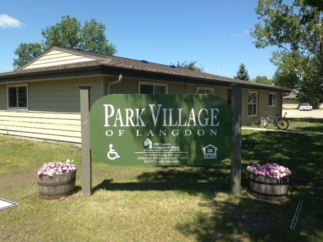 Park Village of Langdon in Langdon, ND - Foto de edificio