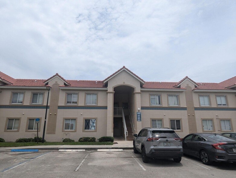1157 Golden Lakes Blvd, Unit 614 in West Palm Beach, FL - Foto de edificio