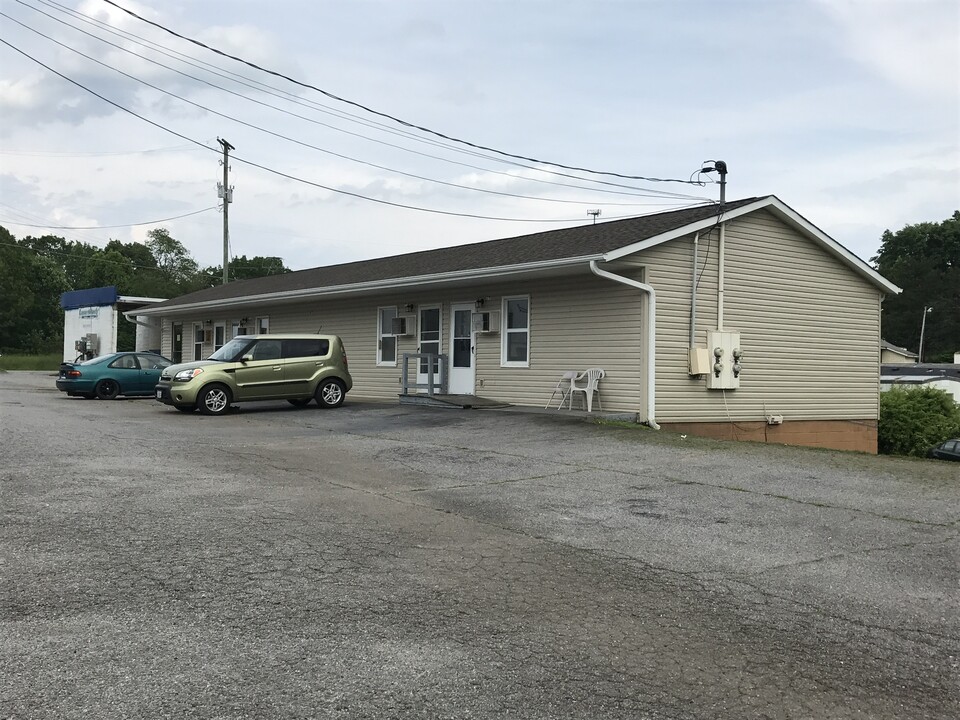 41 Meadow Green Rd in Bassett, VA - Building Photo