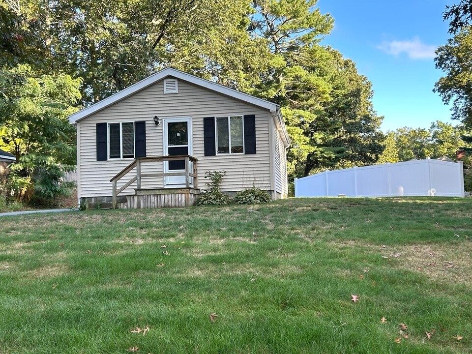 7 Valley Rd in Pembroke, MA - Foto de edificio
