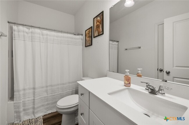 property at 221 Comancheros Rd