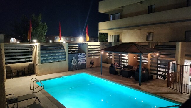 Canyon Crest Apartments in Van Nuys, CA - Building Photo - Building Photo