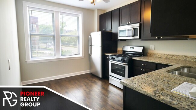 2259 W Hirsch St, Unit 2259-1W in Chicago, IL - Building Photo - Building Photo