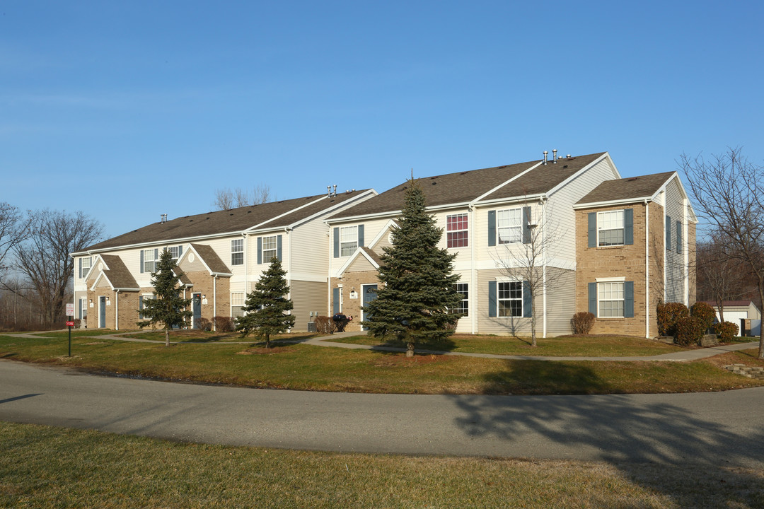 Oaks of Sable Point in Adrian, MI - Building Photo