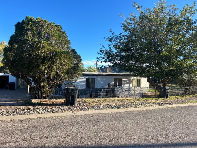 1 Campbell Ave in Bisbee, AZ - Foto de edificio - Building Photo