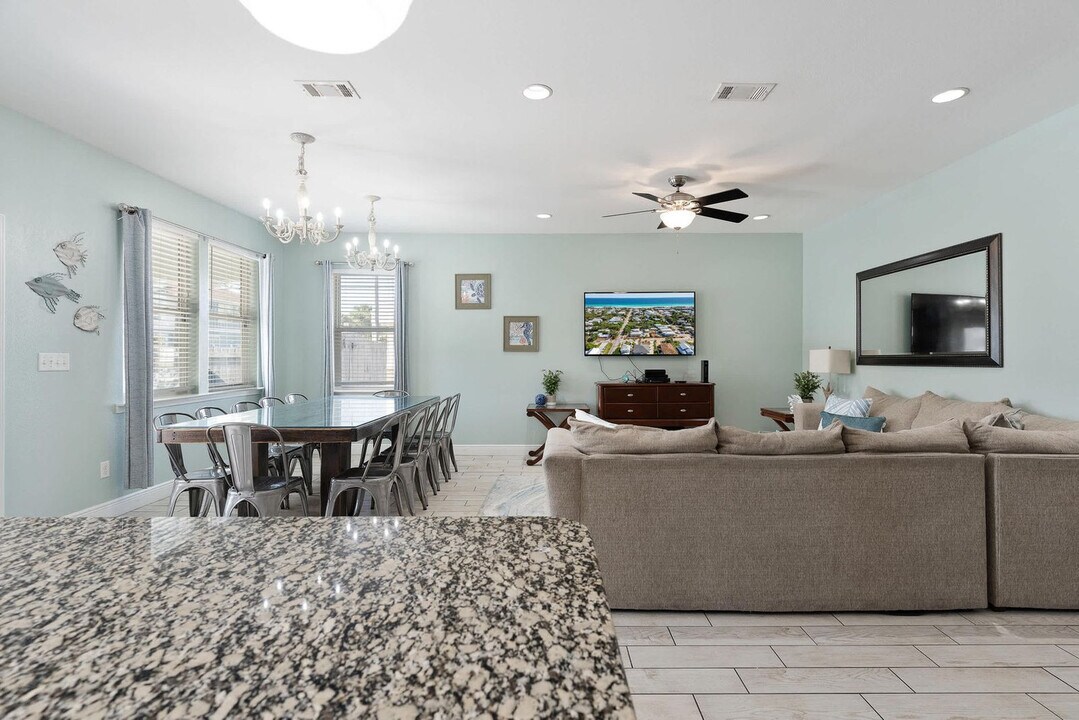 94 Dolphin St in Destin, FL - Building Photo